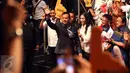 Cagub DKI Agus Harimurti Yudhoyono melambaikan tangan jelang pidato politik di Jakarta, Minggu (27/11). Dalam pidato politiknya Agus memaparkan kondisi perekonomian di Jakarta. (Liputan6.com/Johan Tallo)