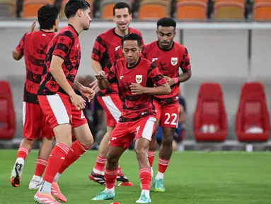 Para pemain Indonesia melakukan pemanasan sebelum pertandingan pertama Grup B Putaran 4 Kualifikasi Piala Dunia 2026 zona Asia melawan Arab Saudi di Stadion Alinma Bank, King Abdullah Sports City, Jeddah, Arab Saudi, Rabu 8 Oktober 2025 waktu setempat atau Kamis (9/10/2025) dini hari WIB. (AP Photo)