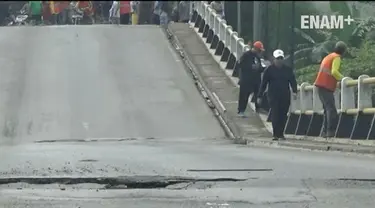 Jumat, (14/4/2017) Jembatan Cipamingkis jalur alternatif Jonggol ke Bandung amblas, putusnya jembatan berimbas kemacetan di jalur puncak Bogor dan jalur tol Jakarta Cikampek