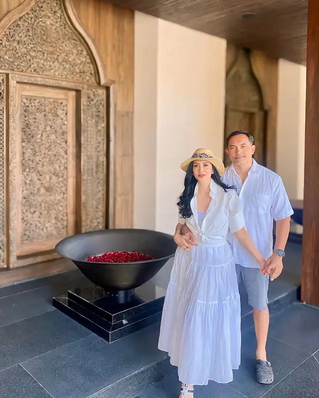 6 Potret Diah Permatasari dan suami rayakan 28 tahun pernikahan, mesranya bak remaja kasmaran