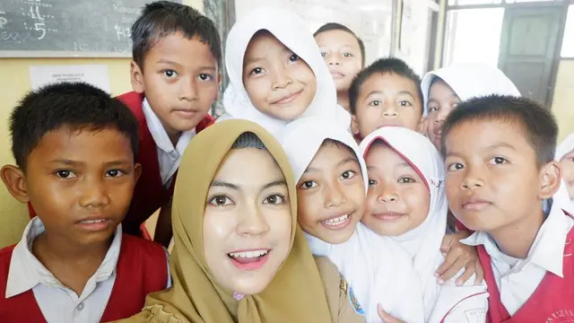 [Fimela] Rizma si guru cantik