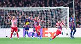 Pemain Atletico Madrid, Julian Alvarez, melakukan selebrasi setelah mencetak gol ke gawang Barcelona pada leg pertama perempat final Liga Champions 2025/2026 di Stadion Camp Nou, Kamis (9/4/2026). (AFP/Josep Lago)