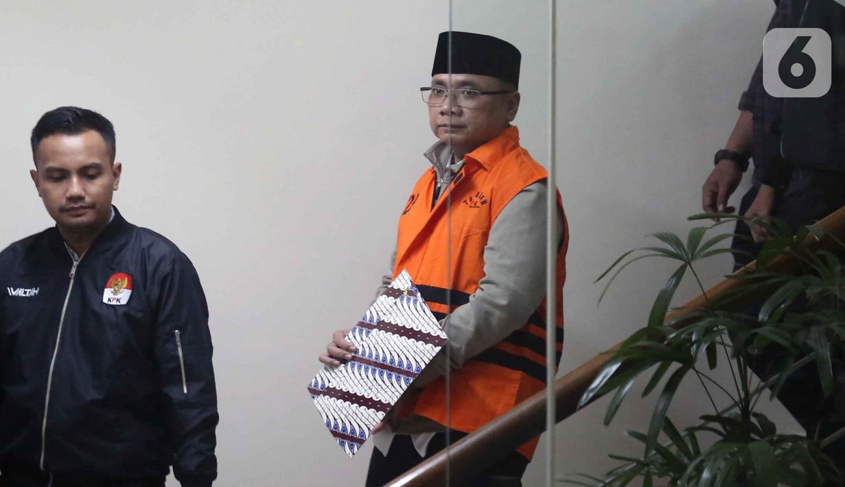 Yaqut Cholil Qoumas selesai diperiksa penyidik KPK selepas adzan maghrib waktu Jakarta. Tampak dalam foto, mantan Menteri Agama, Yaqut Cholil Qoumas, saat dibawa menuju mobil tahanan di Gedung Merah Putih Komisi Pemberantasan Korupsi (KPK), Jakarta, Kamis (12/3/2026). (Liputan6.com/Helmi Fithriansyah)