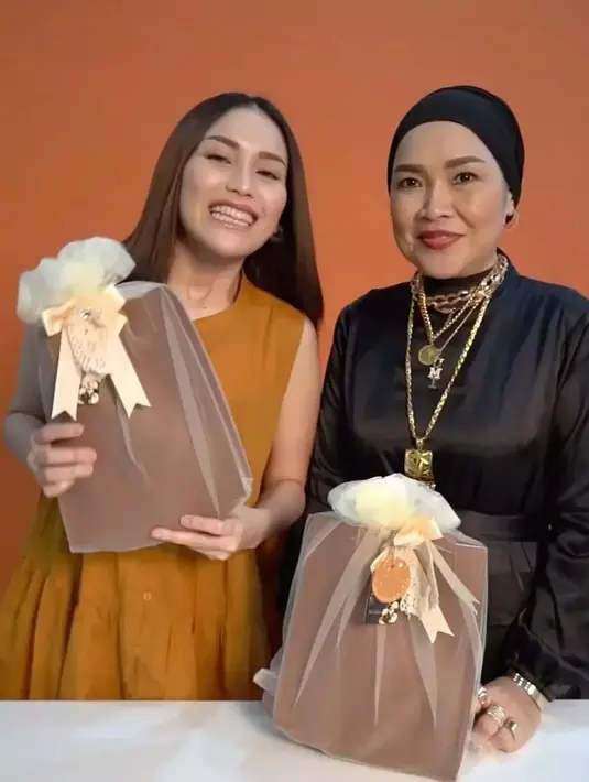 Tak sedikit yang bilang Umi Kalsum layaknya toko emas, karena banyaknya perhiasan yang dikenakan. [Instagram @mom_ayting92_]