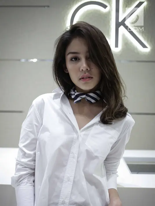 Gaya artis peran Vanessa Prescilla berpose saat menghadiri peluncuran salah satu brand produk di Jakarta, Rabu (21/3). Vanesha Prescilla ramai diperbincangkan publik usai membintangi film Dilan 1990. (Liputan6.com/Faizal Fanani)