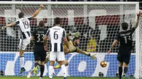 Kiper AC Milan, Gianluigi Donnarumma, berjibaku saat menghalau bola pemain Juventus pada laga pekan ke-9 Serie A 2016-2017, di San Siro, Minggu (23/10/2016) dini hari WIB. Ma. (AFP/Marco Bertorello)