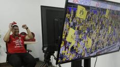 Ketua Umum The Jakmania, Diky Soemarno, saat bermain FIFA 20 di Kantor KLY, Gondangdia, Kamis (25/6/2020). Acara bertajuk BOLA Esports Challenge ini mempertemukan pemain Persija dengan The Jakmania pada pertandingan  FIFA 20. (Bola.com/M Iqbal Ichsan)