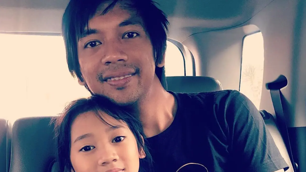 Rian D'Masiv antar anak ke sekolah