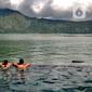 Wisatawan menikmati pemandangan sambil&nbsp;berendam di kolam air panas Toya Devasya yang terletak di pinggir Danau Batur, Kintamani, Bangli, Bali, Rabu (04/03/20222). Kunjungan wisatawan domestik (Wisdom) ke Pulau Bali saat libur Lebaran 2022 terus meningkat. Per hari kedatangan wisdom rata-rata 40 ribu, dibandingkan sebelum lebaran berkisar 20 ribu per hari.(merdeka.com/Arie Basuki)