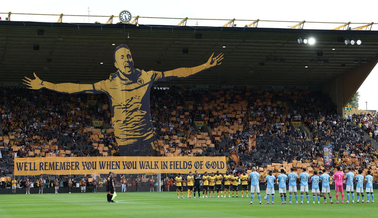 Suporter Wolverhampton membentangkan tifo dan membuat koreografi saat melakukan penghormatan untuk mendiang Diogo Jota sebelum laga Liga Inggris 2025/2026 melawan Manchester City di Molineux Stadium, Wolverhampton, Inggris, Sabtu (16/08/2025). (AFP/Darren Staples)