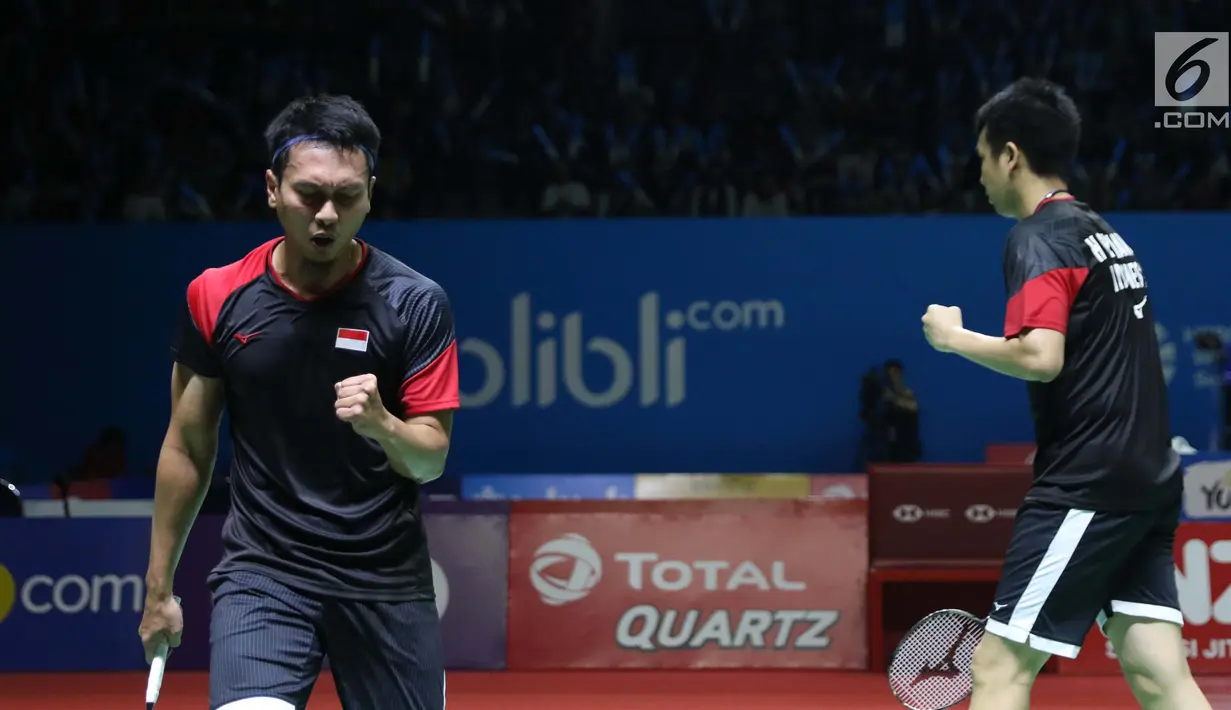 Pebulu tangkis ganda putra Indonesia, M Ahsan/Hendra Setiawan saat melawan Hiroyuki Endo/Yuta Watanabe (Jepang) di di Babak 8 besar Indonesia Open 2019 di Istora Senayan, Jakarta, Jumat (19/7/2019). Hendra/Ahsan unggul 21-15, 9-21, 22-20. (Liputan6.com/Helmi Fitrhiansyah)