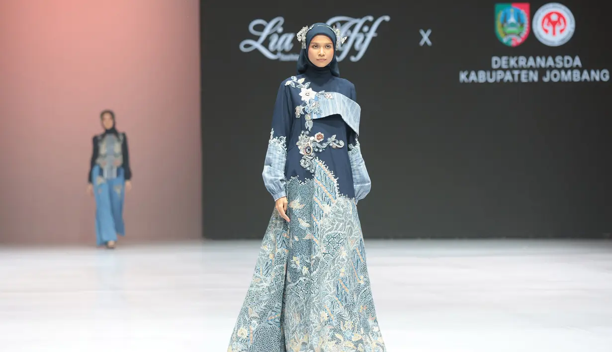 Model memperagakan busana berbahan Batik Tulis Jombang dalam koleksi AKASA DHARANI karya Lia Afif pada Indonesia Fashion Week (IFW) 2026 di Jakarta, Jumat, 31 Juli 2026. (KLY/Budy Santoso)