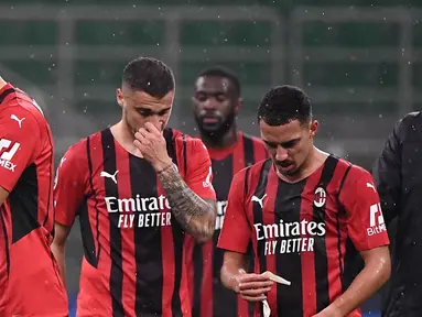 AC Milan kembali gagal meraih kemenangan di pentas Liga Champions. Rossoneri hanya mampu bermain imbang 1-1 melawan FC Porto dalam laga lanjutan Grup B yang digelar di San Siro, Kamis (4/11/2021). (AFP/Marco Bertorello)