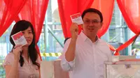 Ahok beserta istri Veronica Tan saat bersiap memasukkan surat suara ke dalam kotak. (Liputan6.com/ Faisal R Syam)