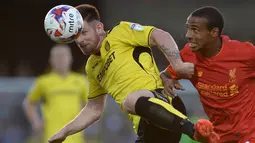 Pemain Burton Albion, Calum Butcher (kiri) menghadang pemain Liverpool, Joel Matip pada putaran kedua piala Liga Inggris di Pirelli Stadium, Burton-on-Trent, (24/8/2016) dini hari WIB.  (AFP/Oli Scarf)