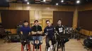 Kerispatih Latihan Bareng Sammy Simorangkir untuk Konser Gen-P Generasi Pesta, Rabu (19/7/2023). Pada konser ini Kerispatih berkolaborasi dengan Sammy Simorangkir. Karena itu, nantinya mereka akan membagi tiga sesi. Pertama, Kerispatih tampil bersama vokalis Fandy. (KapanLagi.com/Bayu Herdianto /ums)