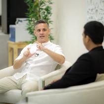 Pelatih Timnas Indonesia, John Herdman menjalani wawancara eksklusif bersama Hery Kurniawan dalam Bola Break dari Bola.com di Jakarta, Selasa (12/5/2026). (Bola.com/Bagaskara Lazuardi)