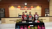 Kaur Penum Bidang Humas Polda Jatim Kompol Gandi Darma Yudhanto saat merilis kasus LPG oplosan yang beredar di Malang. (Liputan6.com/ Dian Kurniawan)