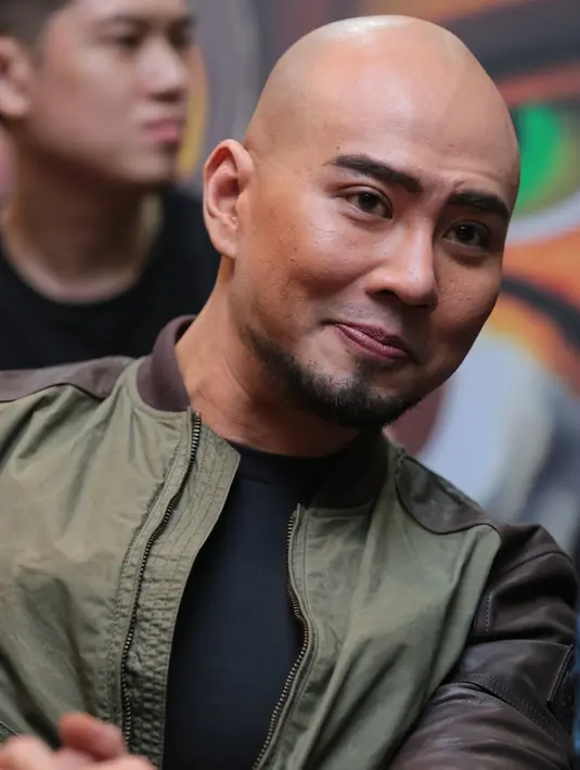 Saat ditemui di kawasan Kuningan saat gala premiere film Knight Kriss, Deddy enggan memberitahu pada media yang menanyakan. Ia hanya mengaku bahwa Rina melepas hijab bukan urusan hidupnya. (Adrian Putra/Bintang.com)