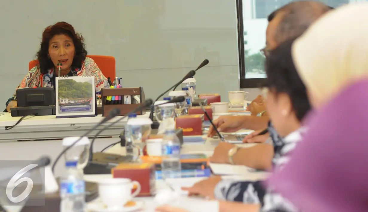 Menteri KKP, Susi Pudjiastuti memberi pernyataan terkait penyelamatan hiu paus dari pemanfaatan secara illegal, Jakarta, (27/5). Hasil operasi ditemukan hiu paus di keramba jaring apung PT Air Biru Maluku. (Liputan6.com/Helmi Fithriansyah)