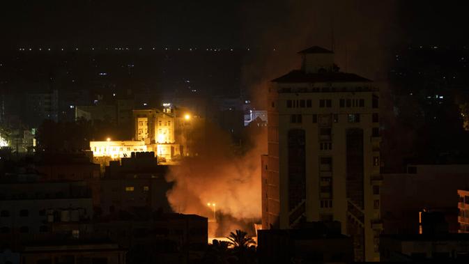 Asap membumbung menyusul serangan rudal Israel di Kota Gaza, Palestina, Jumat (14/5/2021). Pertempuran antara Israel dengan Hamas yang menguasai Gaza terus berlanjut. (AP Photo/Khalil Hamra)