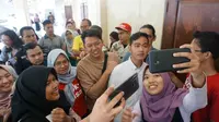 Putra sulung Presiden Jokowi, Gibran Rakabuming Raka saat berfoto bersama dengan para mahasiswa UNS.(Liputan6.com/Fajar Abrori)