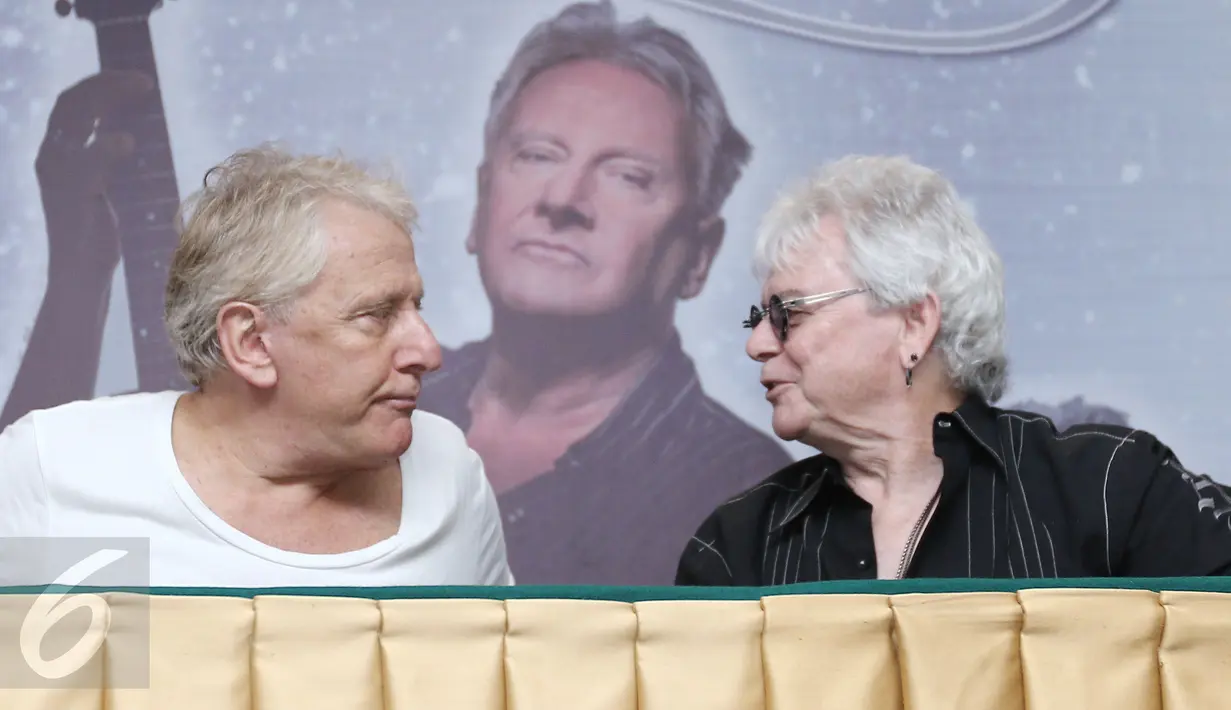 Grup musik asal Australia, Air Supply saat jumpa pers di kawasan Sudirman, Jakarta, Rabu (1/3/2017). Air Supply menggelar konser yang di beri nama 40 th Anniversary - "Celebration of love" pada 3/3/2017 di Kota Kasablanka. (Liputan6.com/Herman Zakharia)