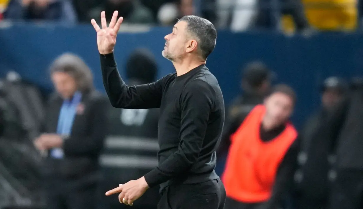 Juru taktik anyar AC Milan, Sergio Conceicao, tak segan menunjukkan jati diri sebagai pelatih yang galak. (AP Photo/Altaf Qadri)