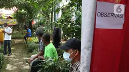 Sejumlah warga menunggu observasi seusai mendapat vaksinasi COVID-19 di Kampung Tangguh Jaya Cideng, Jakarta, Sabtu (10/4/2021). Pelaksanaan program vaksinasi massal tersebut dilakukan di 500 Kampung Tangguh Jaya (KTJ), beberapa mal, serta tempat umum lainnya. (Liputan6.com/Herman Zakharia)