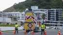 Layanan darurat setempat terus berupaya memastikan tidak ada lagi orang yang terjebak di area tersebut. Tampak dalam foto, petugas darurat menutup jalan setelah tanah longsor sementara pencarian sedang dilakukan oleh layanan darurat setempat untuk orang hilang di Gunung Maunganui, Tauranga, Selandia Baru pada Kamis 22 Januari 2026. (DJ MILLS/AFP)