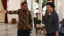 Presiden Jokowi mempersilahkan Wakil PM Tiongkok Liu Yandong menuju ruang pertemuan di Istana Merdeka, Jakarta, Rabu (29/11). Kunjungan membahas sejumlah agenda Pertemuan Tingkat Tinggi Hubungan Antarmasyarakat kedua negara. (Liputan6.com/Angga Yuniar)