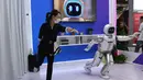 Seorang perempuan berinteraksi dengan robot layanan (kanan) dalam Pameran Perdagangan Jasa Internasional China (CIFTIS) 2020 di Beijing, ibu kota China, pada 6 September 2020. CIFTIS digelar pada 4-9 September di Beijing. (Xinhua/Ren Chao)