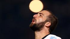 Kekecewaan Gonzalo Higuaín setelah Argentina kalah 0-1 di kandang sendiri saat menjamu Paraguay, pada laga Kualifikasi Piala Dunia 2018 zona Amerika Selatan, di Stadion Mario Kempes, Cordoba, Rabu (12/10/2016) pagi WIB. (Reuters/Marcos Brindicci)