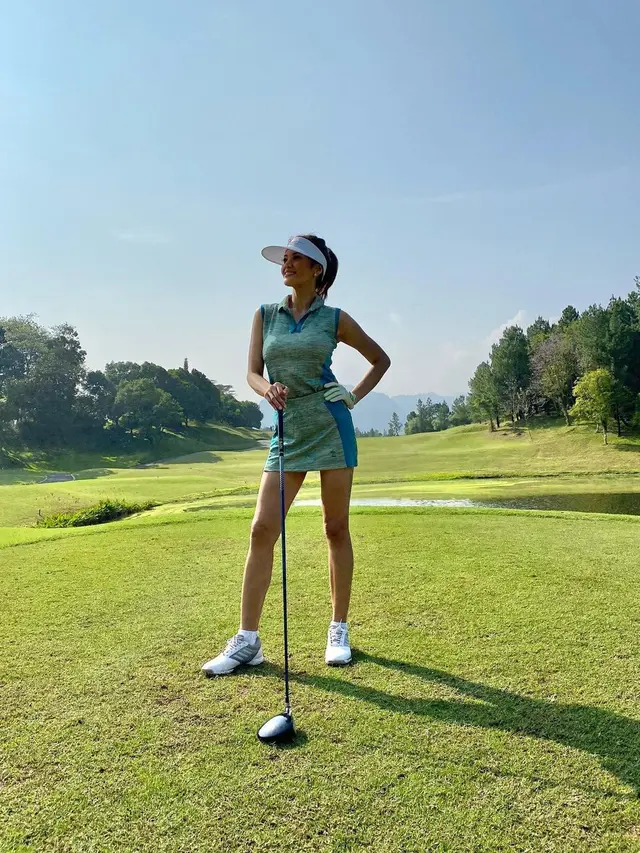 Potret Gaya Sporty Farah Quinn Saat Main Golf, Tampil Awet Muda. (Sumber: Instagram/farahquinnofficial)