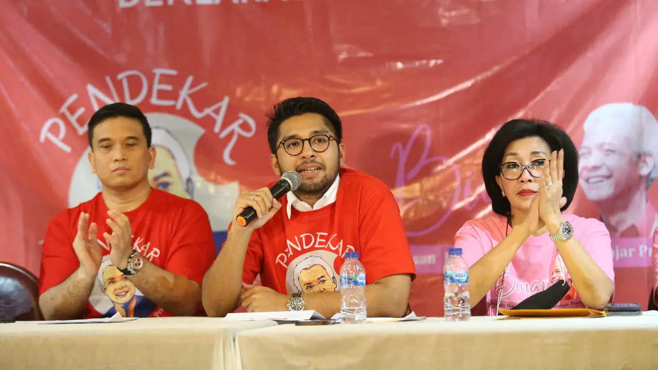 Sekelompok orang yang menamakan dirinya yakni Pemuda Nasional Deklarasi Ganjar Pranowo (Pendekar) bersama dengan Barisan Ibu-Ibu Pendukung Ganjar Pranowo (Binar)