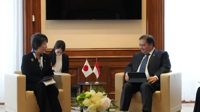 Menteri Koordinator Bidang Perekonomian Airlangga Hartarto bertemu dengan Menteri Luar Negeri Jepang Yoko Kamikawa dalam sebuah pertemuan bilateral di sela-sela acara OECD Ministerial Council Meeting (MCM) 2024 di Paris, Prancis, Kamis (2/5/2024).