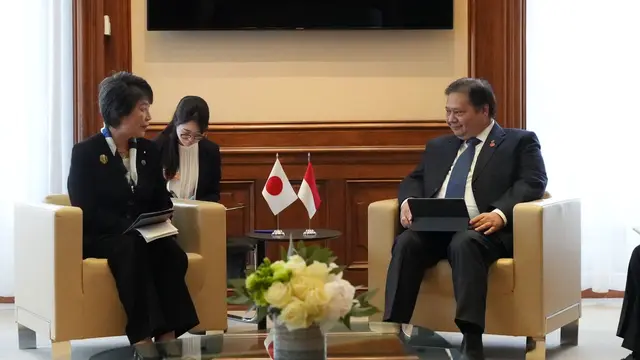 Menteri Koordinator Bidang Perekonomian Airlangga Hartarto bertemu dengan Menteri Luar Negeri Jepang Yoko Kamikawa dalam sebuah pertemuan bilateral di sela-sela acara OECD Ministerial Council Meeting (MCM) 2024 di Paris, Prancis, Kamis (2/5/2024).