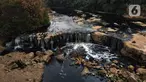 Foto udara aliran Curug Parigi di Kecamatan Bantar Gebang, Bekasi, Jawa Barat, Kamis (21/9/2023). Kondisi Curug Parigi yang menjadi objek wisata sangat memprihatinkan dengan air surut dan berwarna hitam serta berbau. (merdeka.com/Imam Buhori)