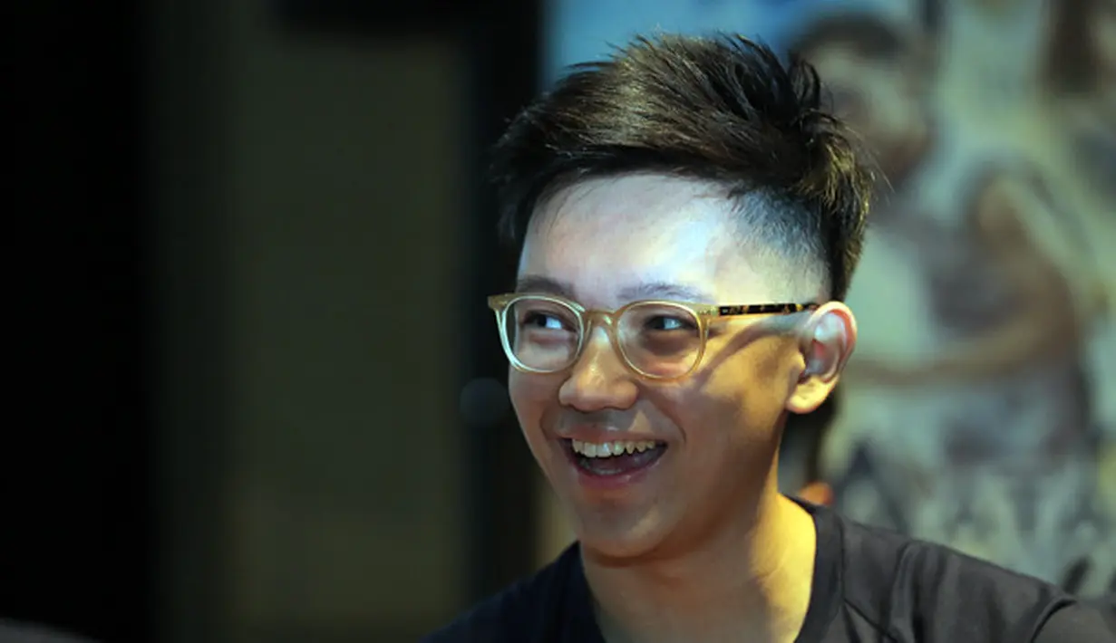 Ia juga bercerita soal tantangan yang harus dilewatinya, yakni mempelajari dialek Surabaya. Pasalnya, ia berperan menjadi Bumi yang merupakan siswa SMA Wijaya Surabaya. (Deki Prayoga/Bintang.com)