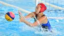 Kiper Jepang, Minami Shioya menghalau tembakan pemain Indonesia dalam babak penyisihan polo air putri Grup A Asian Games 2018 di Jakarta, Kamis (16/8). Indonesia kalah 4-15. (PETER PARKS/AFP)