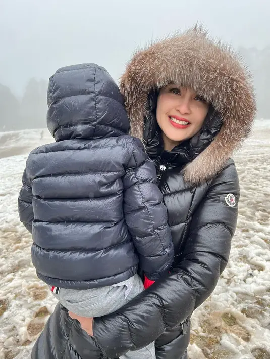 Inilah kesibukan harian pemain sinetron Cahaya Cinta, tiap hari ia harus merawat anak-anaknya. Tak heran, kini Sandra Dewi makin jarang tersorot oleh media. (Liputan6.com/IG/@sandradewi88).