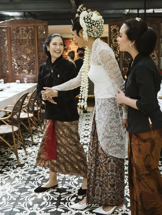 Atasan tersebut mirip dengan yang dikenakan Dian saat pernikahan sang sahabat, Adinia Wirasti. 
 @adiniawrst