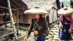 Dua wanita Baduy Luar berjalan memulai aktivitasnya ke ladang Kampung Gazebo, Kabupaten Lebak, Banten, Jumat (13/05). (Liputan6.com/Fery Pradolo)