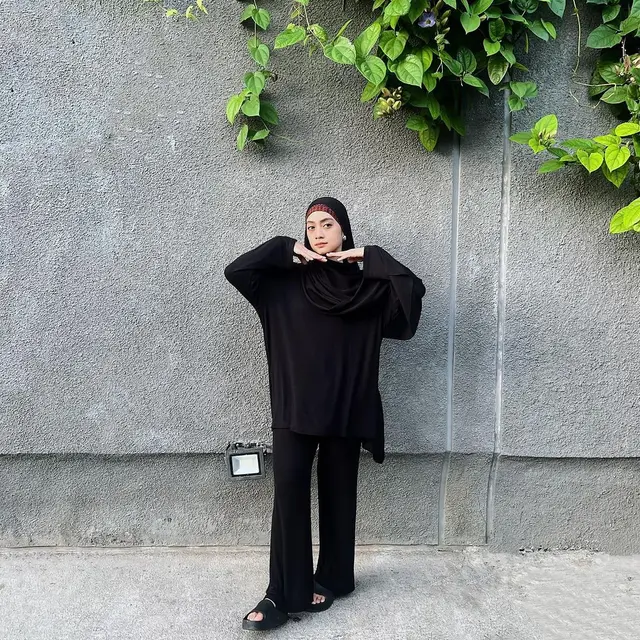 6 Gaya Berhijab Ayudia Bing Slamet yang Kasual, Cocok Untuk Jadi Busana Nongkrong di Bulan Ramadan