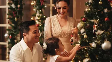 Rianti Cartwright tampil kompak bersama suami serta sang putri dalam pemotretan keluarga terbarunya. Bahkan, sang putri tampak begitu asyik menghias pohon Natal. (Liputan6.com/IG/@riantic)