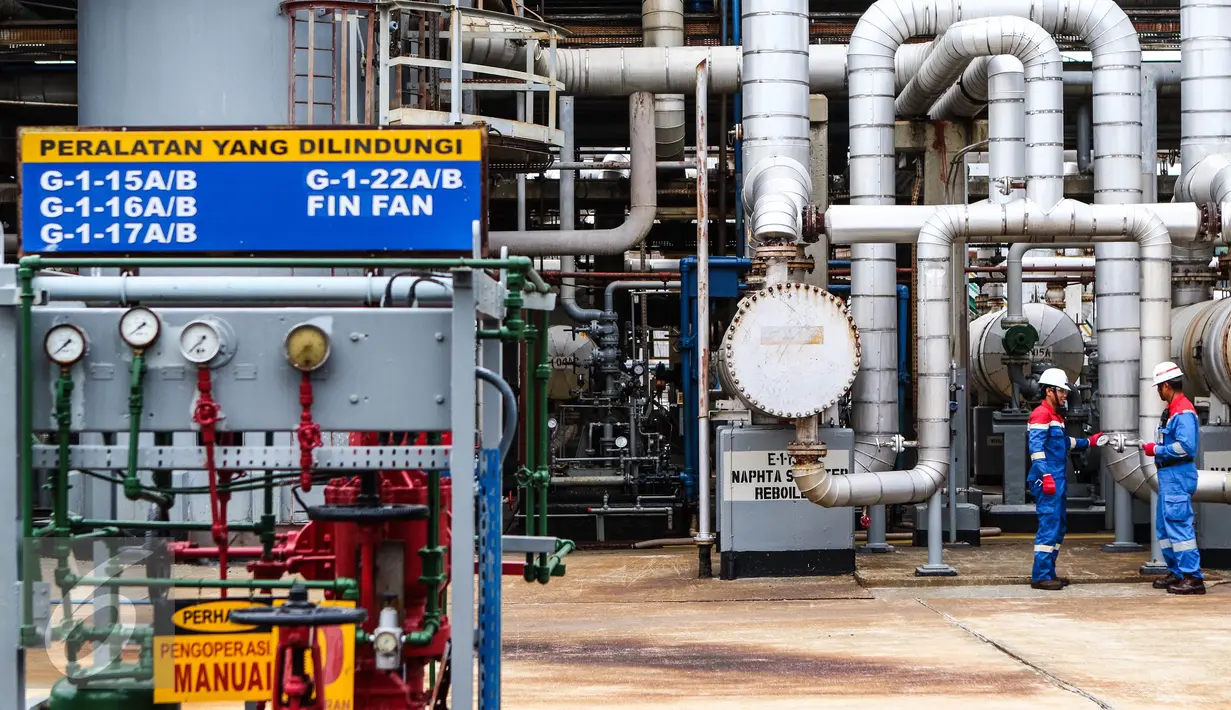 Petugas lapangan memantau Area Crude Distilation Unit (CDU IV) di kawasan kilang RU V Balikpapan, Kalimantan, Kamis (14/05). Saat ini Pertamina RU V sebagai penyedia kebutuhan energi masyarakat Kalimantan. (Liputan6.com/Fery Pradolo)