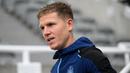 Gelandang Newcastle United, Matt Ritchie tiba menjelang laga Liga Inggris 2022/2023 menghadapi West Ham United di St James' Park, Newcastle (4/2/2023). Matt Ritchie dijual ke Newcastle United pada awal musim 2016/2017 setelah membela Bournemouth sejak tengah musim 2012/2013. The Magpies harus merogoh kocek senilai 12 juta euro atau kini setara Rp197 miliar. (AFP/Oli Scarff)