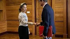 Mantan pemimpin sipil yang ditahan Aung San Suu Kyi bertemu dengan perwakilan tetap Komite Internasional Palang Merah (ICRC) untuk Myanmar Arnaude de Baecque di Naypyidaw, Myanmar, Senin, 3 Agustus 2026. (AFP/ Biro Pers dan Informasi Kepresidenan Myanmar )