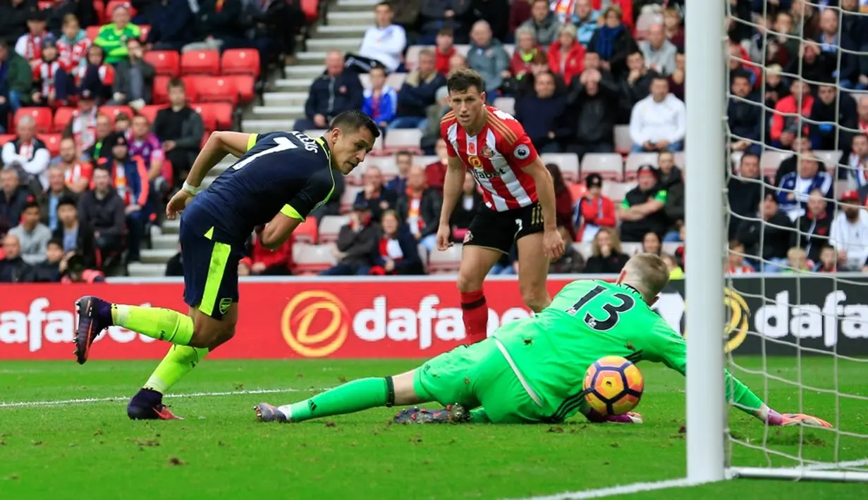 Pemain Arsenal, Alexis Sanchez, saat mencetak gol keempat ke gawang Sunderland dalam laga Premier League di Stadium of Light, Sabtu (29/10/2016). (AFP/Lindsey Parnaby)