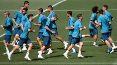 Para pemain Real Madrid melakukan pemanasan saat sesi pelatihan di Madrid, Spanyol (22/5). Madrid akan melawan Liverpool pada babak final Liga Champions yang akan berlangsung 26 Mei mendatang di Stadion NSC Olimpiyskiy di Kiev. (AFP Photo/Gabriel Bouys)